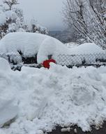 ... der Hydrant ist fast vollständig im Schnee vergraben.